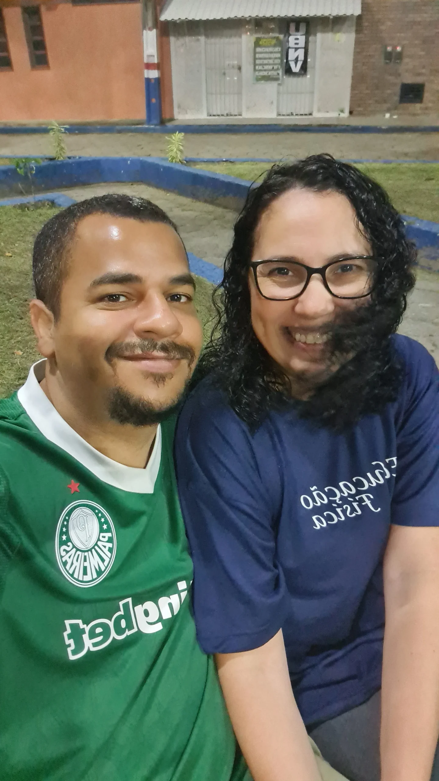 Vivi e Thiago — abraço e carinho